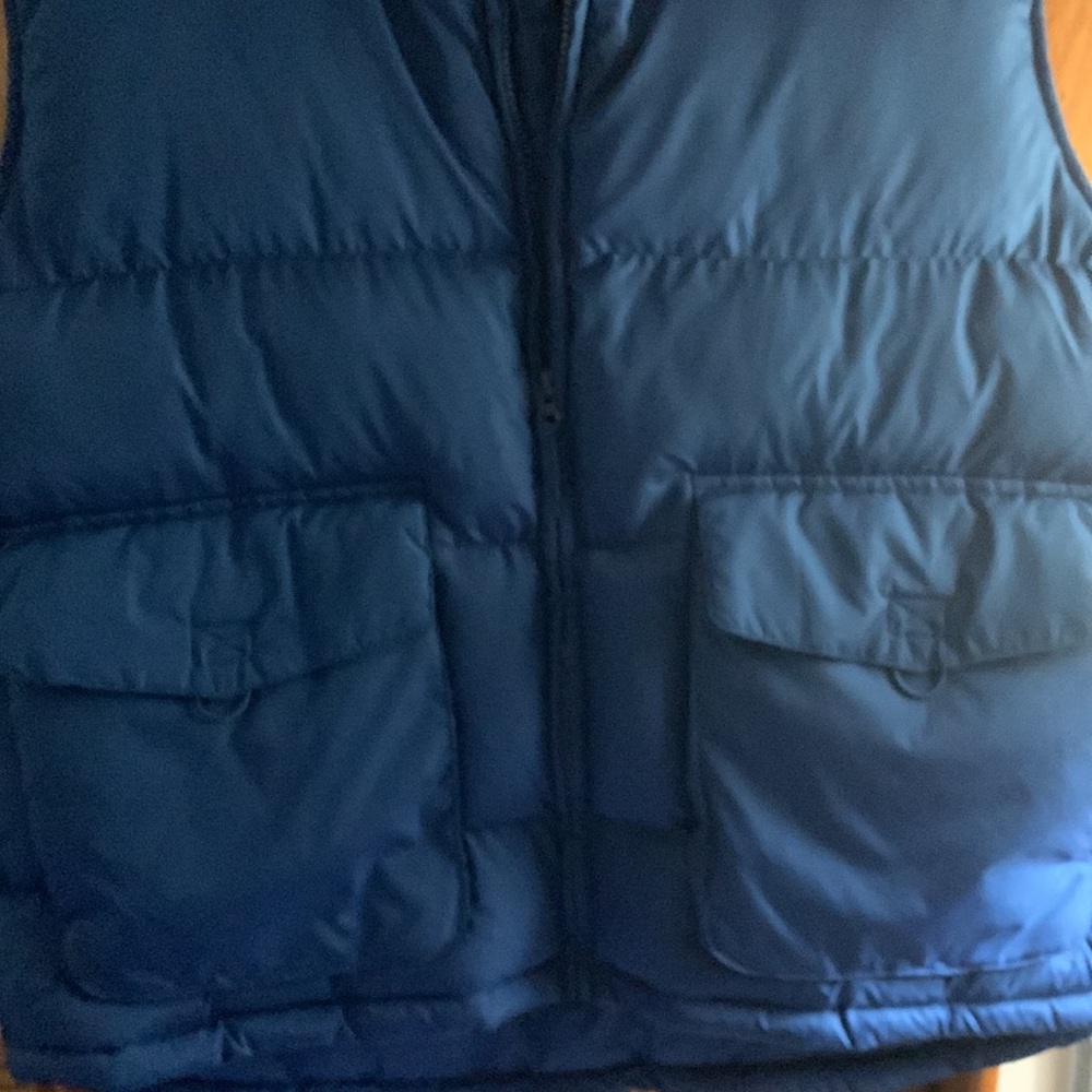 Mens puffer best with deep pockets on each side - Picture 2 of 8